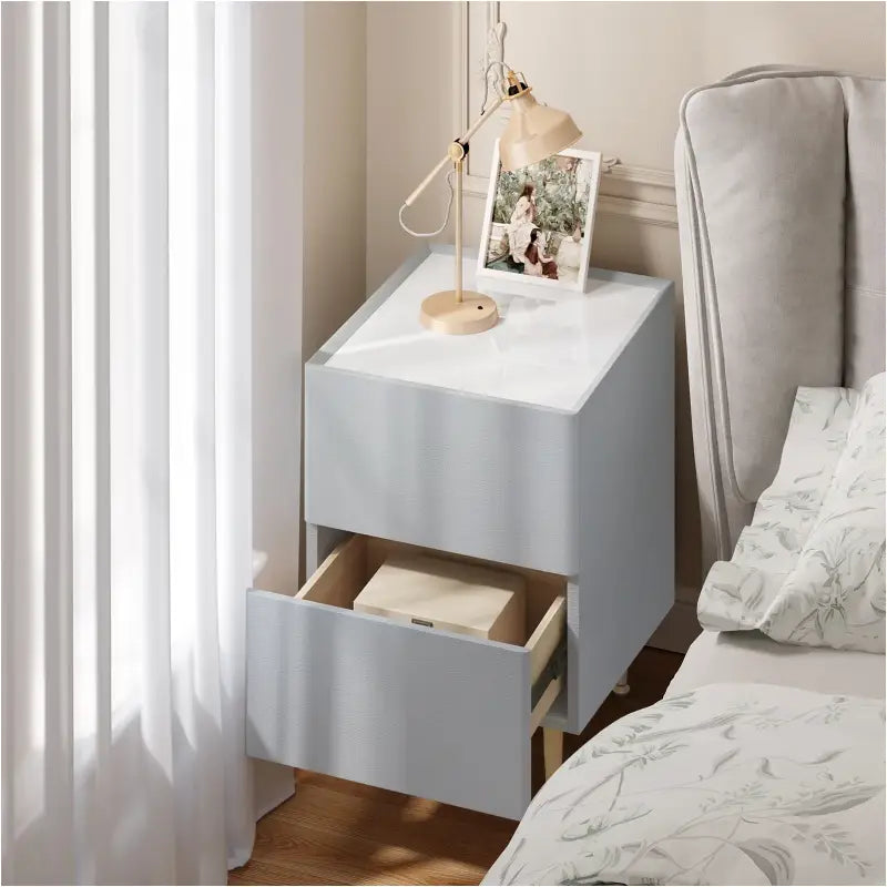 BukkitBow smal nachtkastje met 2 laden, compacte bijzettafel voor opbergruimte, modern design, houten afwerking.