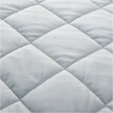 Donkergrijze BukkitBow microvezel sprei van 360 GSM, zachte deken in verschillende maten, op bed gelegd.