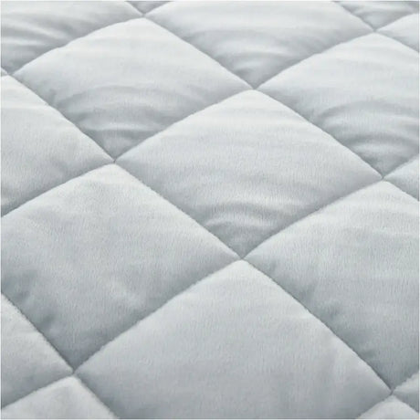 Donkergrijze BukkitBow microvezel sprei van 360 GSM, zachte deken in verschillende maten, op bed gelegd.