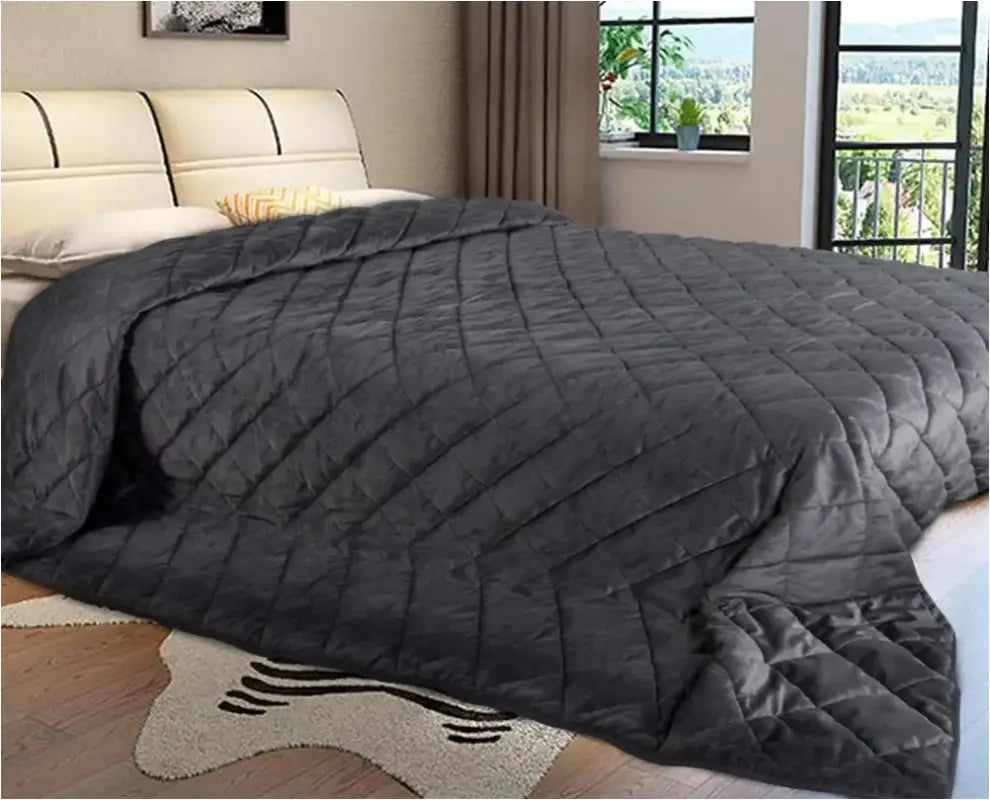 Donkergrijze BukkitBow microvezel spreideken van 360 GSM, gelegd op bed, in verschillende maten, zacht en comfortabel.