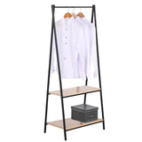BukkitBow staande kapstok met opbergplanken, schoenenrek en zware kledingrail, in een modern interieur.