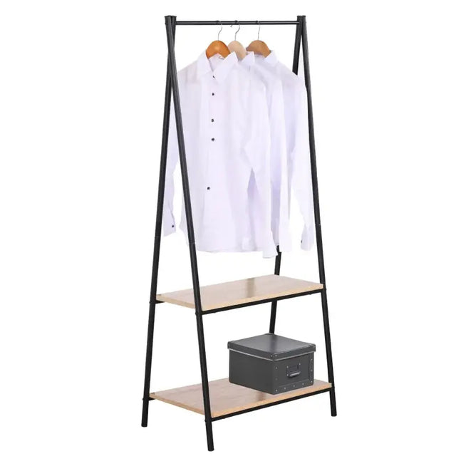 BukkitBow staande kapstok met opbergplanken, schoenenrek en zware kledingrail, in een modern interieur.