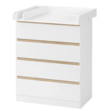 Witte BukkitBow commode met 4 laden en afneembaar verschoonopzetstuk, geschikt voor slaapkamers of kinderkamers.