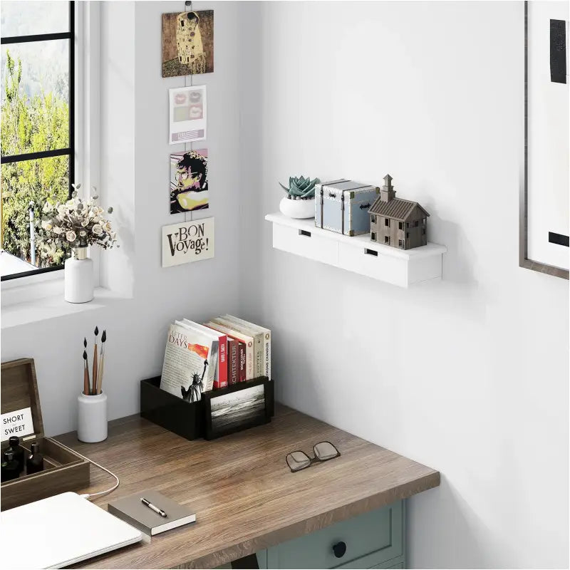 Zwevende wandboekenkast van BukkitBow met CD/DVD-plank en twee laden, 65x10x15cm, in een moderne woonruimte.